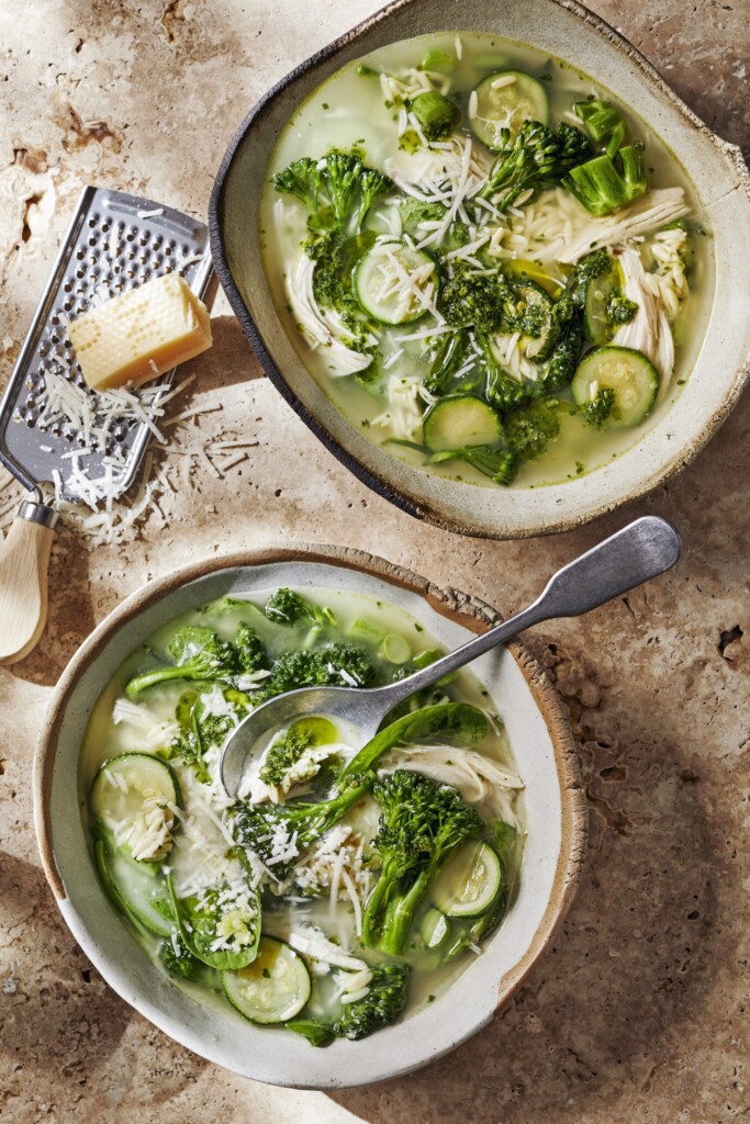 groentesoep met risoni, gegrilde kip en Parmezaanse-kaaskorst
