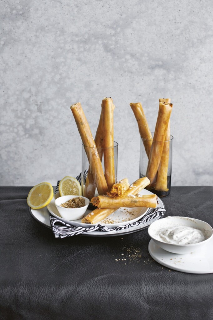 knapperige halloumi-sigaren met wortel en za’atar-yoghurt