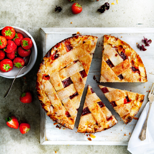 italiaanse aardbeientaart. Crostata di fragole en mandorie