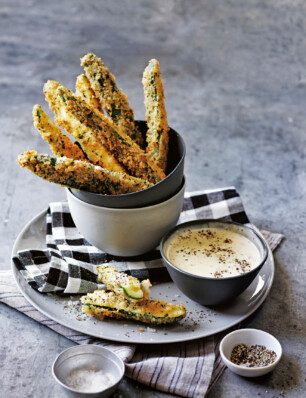 krokante courgetteparten met cacio e pepe-dipsaus