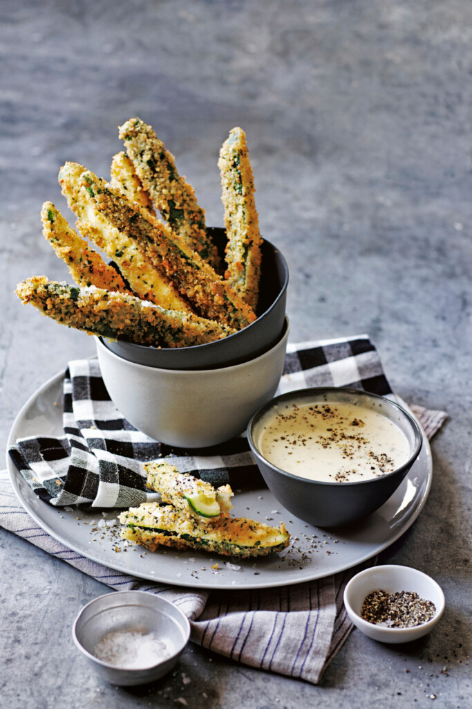 krokante courgetteparten met cacio e pepe-dipsaus