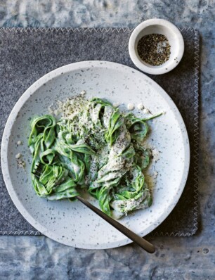 pasta alfredo: fettuccine in een boterige kaassaus