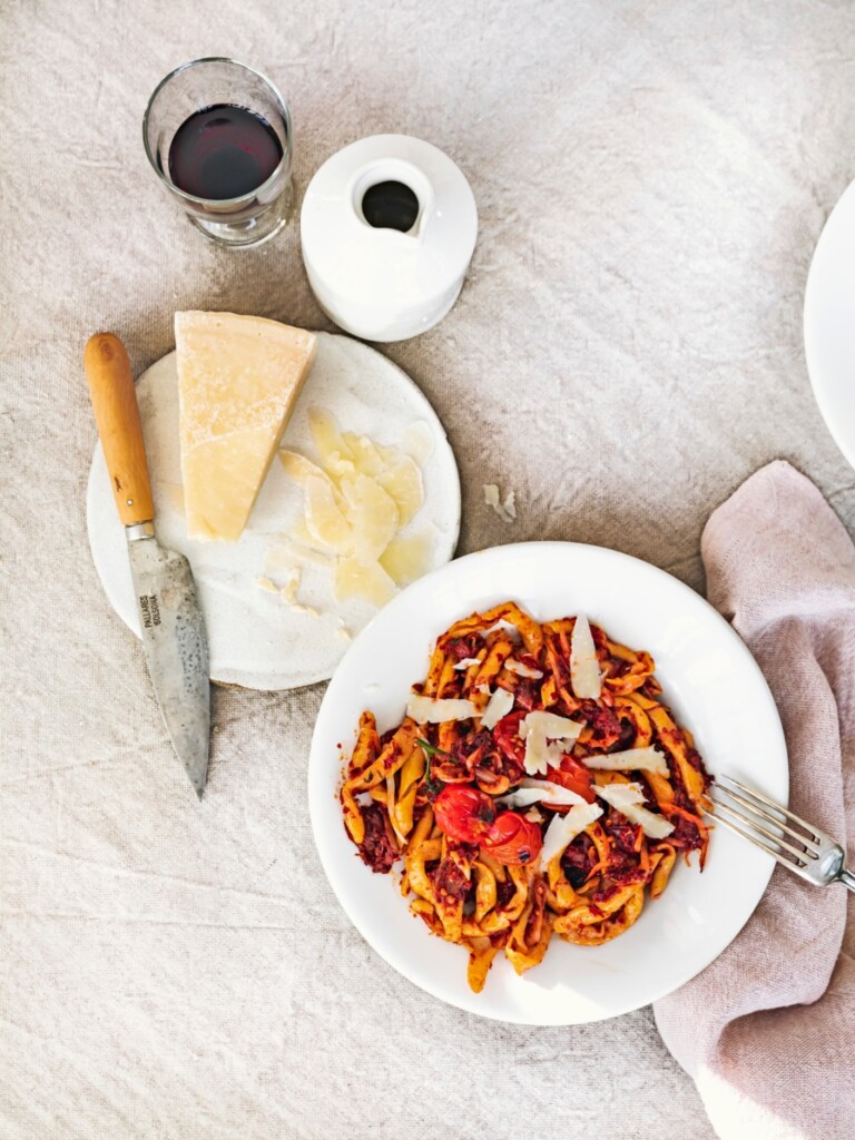 Receptfoto van pasta met 'nduja, ui & tomaat