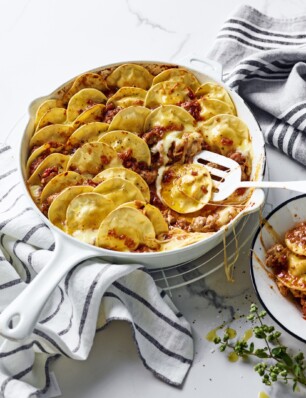 ravioli uit de oven met saucijzen-tomatensaus & mozzarella