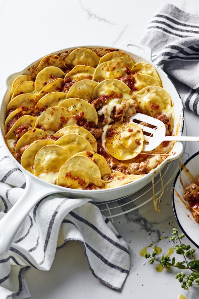 ravioli uit de oven met saucijzen-tomatensaus & mozzarella