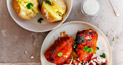 kip uit de oven met tomatensalade & blauwe kaas-dressing