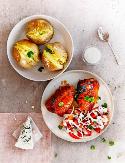 kip uit de oven met tomatensalade & blauwe kaas-dressing