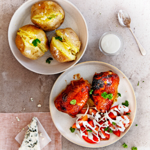 BBQ-kip met crushed tomatensalade en bluecheesedressing_preview kip uit de oven