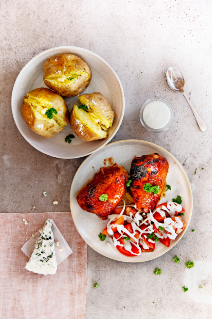 kip uit de oven met tomatensalade & blauwe kaas-dressing