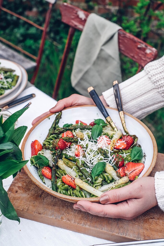 fusilli met asperges en aardbeien