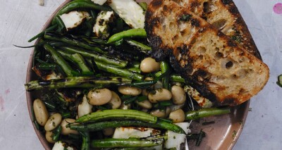 halloumi van de bbq met sperzie- en limabonen