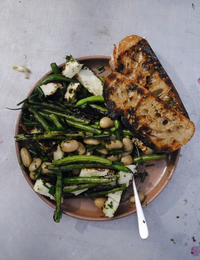 halloumi van de bbq met sperzie- en limabonen