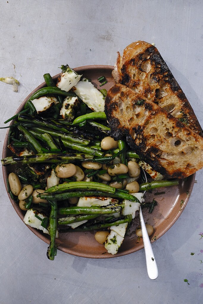 halloumi van de bbq met sperzie- en limabonen