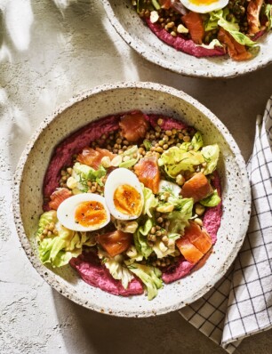 lauwwarme linzen met zalm op rode bieten-hazelnootcrème