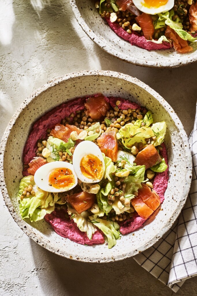 lauwwarme linzen met zalm op rode bieten-hazelnootcrème