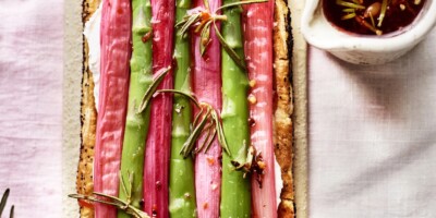 plaattaartjes met rabarber, groene asperges & hot honey