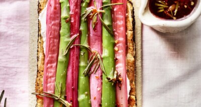 plaattaartjes met rabarber, groene asperges & hot honey