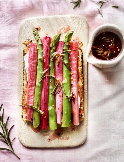 plaattaartjes met rabarber, groene asperges & hot honey