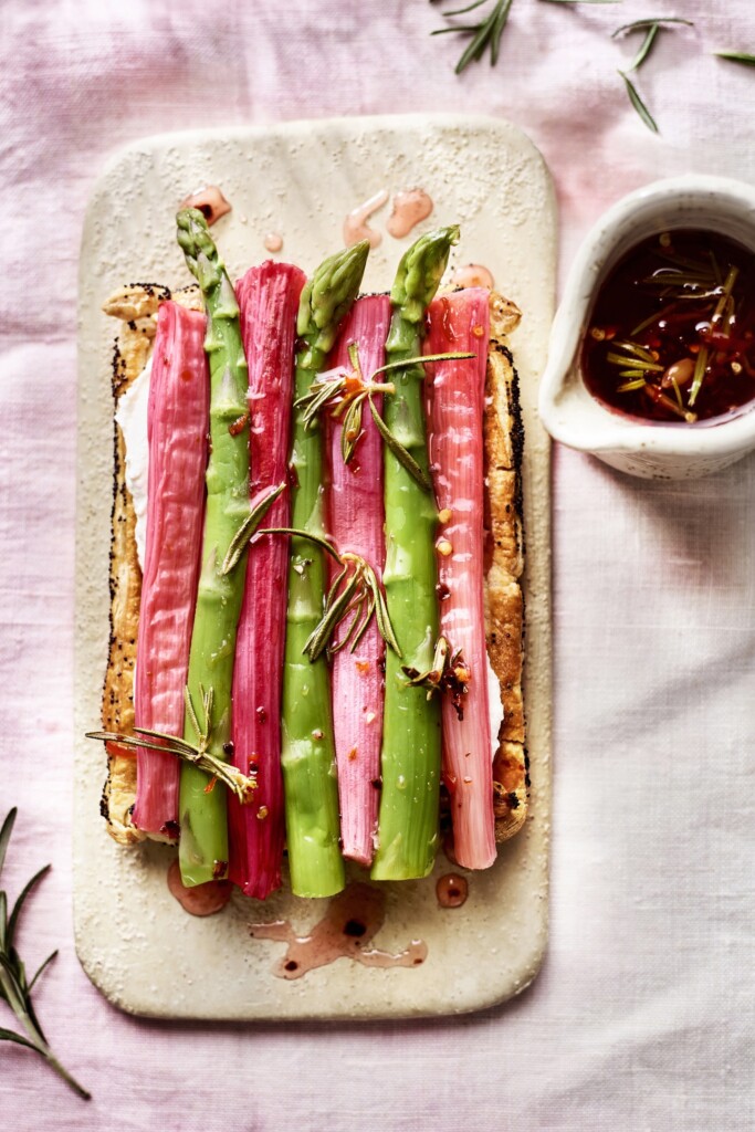 plaattaartjes met rabarber, groene asperges & hot honey