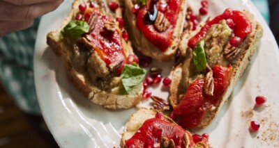 smoky aubergine-paprikasalade op toast
