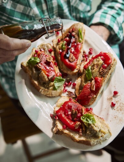smoky aubergine-paprikasalade op toast