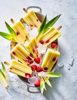 fruit-ijsjes met ananas en frambozen
