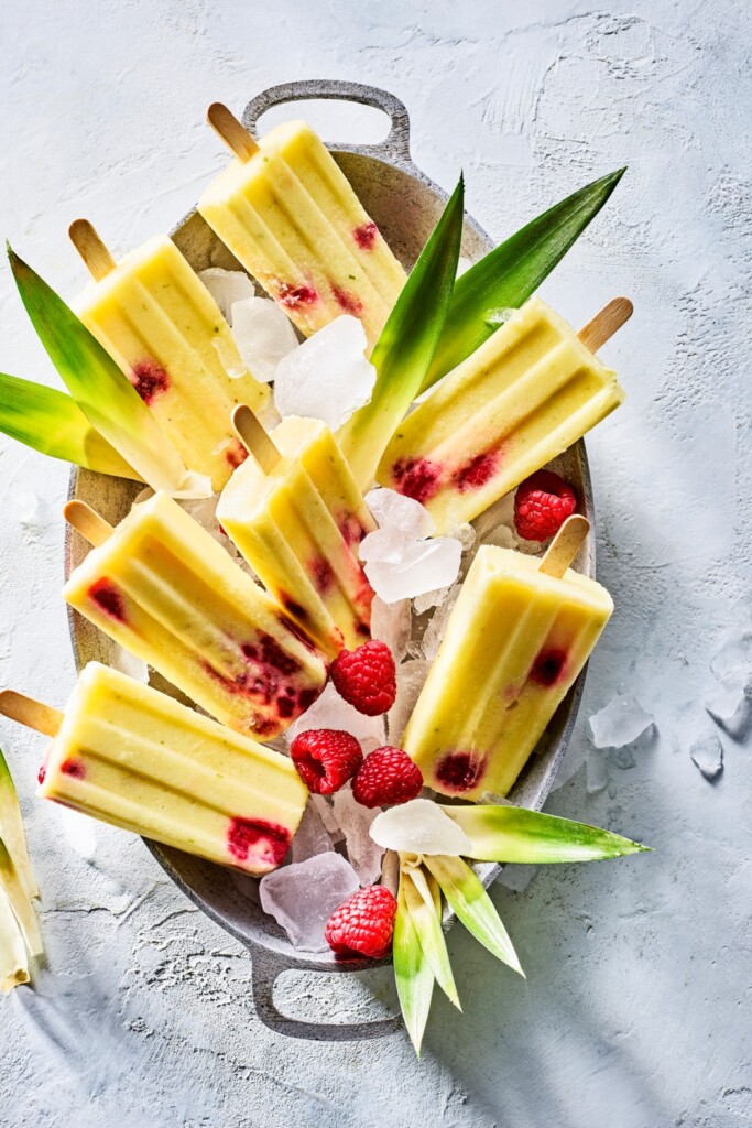 fruit-ijsjes met ananas en frambozen