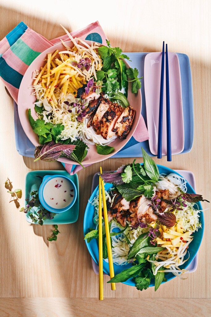 noedelsalade met pittige ananas & kip