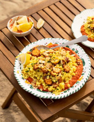 paella met geroosterde octopus en amandelpaprikacrème