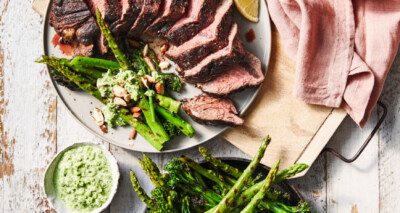 skirtsteaks met paprika en bimi-aspergesalade