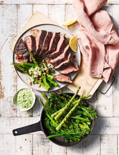 skirtsteaks met paprika en bimi-aspergesalade