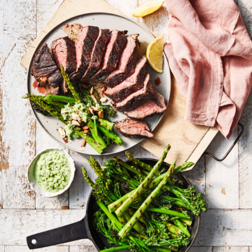Skirtsteaks met paprika en bimi-aspergesalade