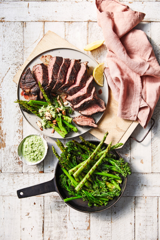 skirtsteaks met paprika en bimi-aspergesalade