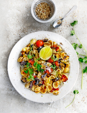 zomerpasta met aubergine, za’atar & koriander