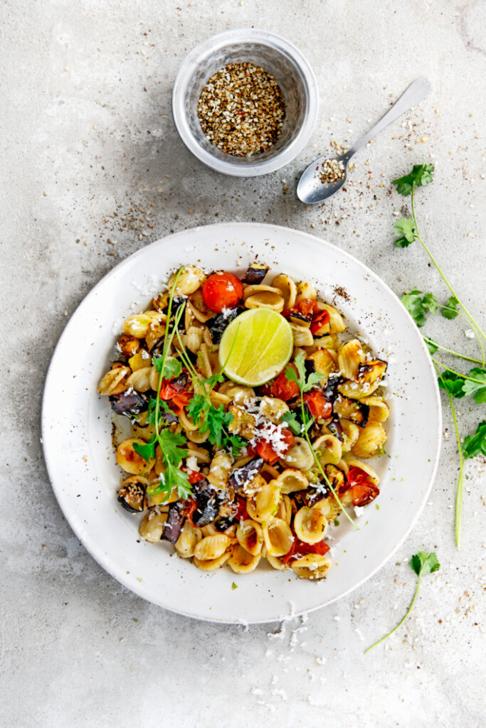 zomerpasta met aubergine, za’atar & koriander