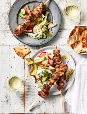 kipspiesjes van de barbecue met baharat en venkelsalade