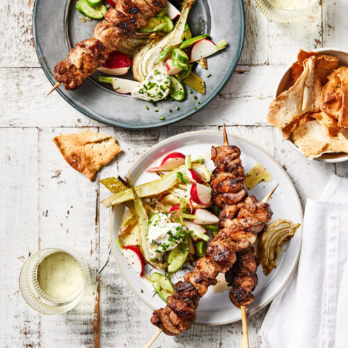 kipspiesjes van de barbecue met venkelsalade