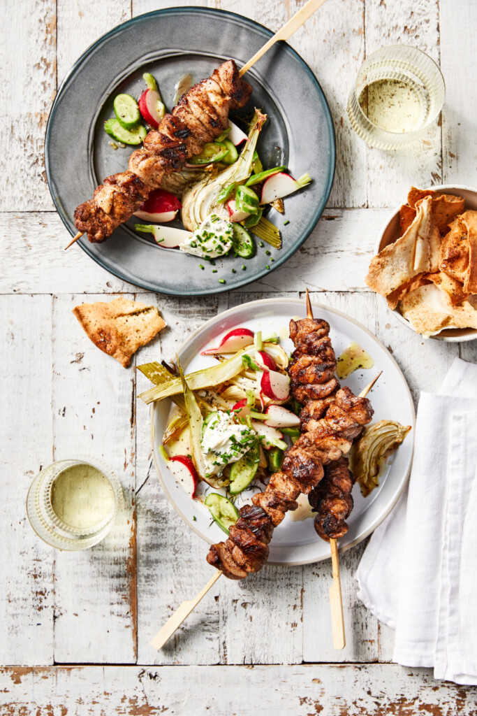 kipspiesjes van de barbecue met baharat en venkelsalade