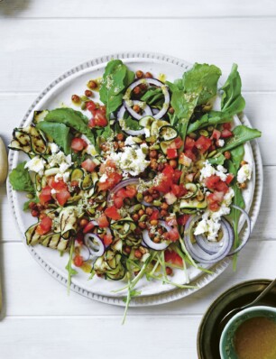 gegrilde courgette met kruidige kikkererwtensalsa & pompoenpittenvinaigrette