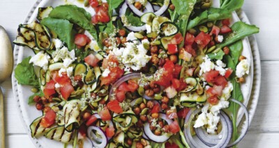 gegrilde courgette met kruidige kikkererwtensalsa & pompoenpittenvinaigrette