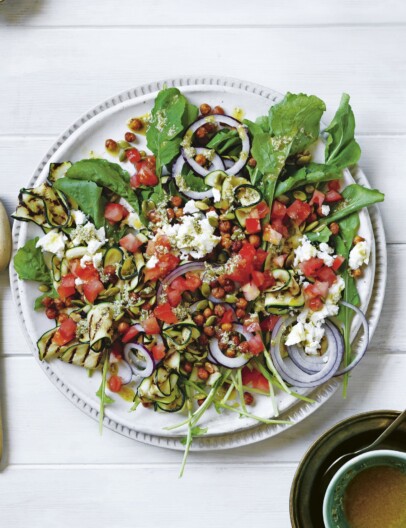 gegrilde courgette met kruidige kikkererwtensalsa & pompoenpittenvinaigrette
