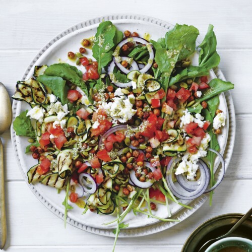 gegrilde courgette op een bord met tomatensalsa