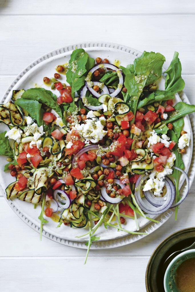 gegrilde courgette met kruidige kikkererwtensalsa & pompoenpittenvinaigrette