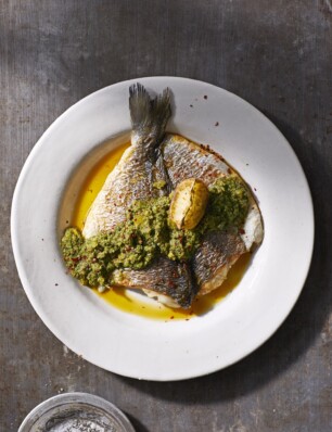 gevlinderde dorade met salsa van kappertjes, munt, knoflook & gekonfijte citroen