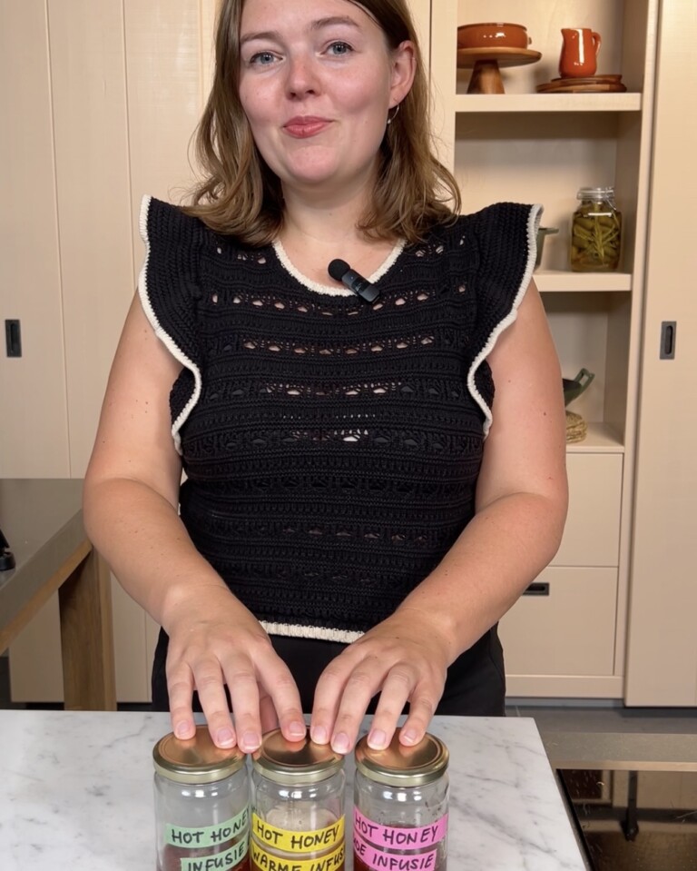 julia met 3 potjes hot honey