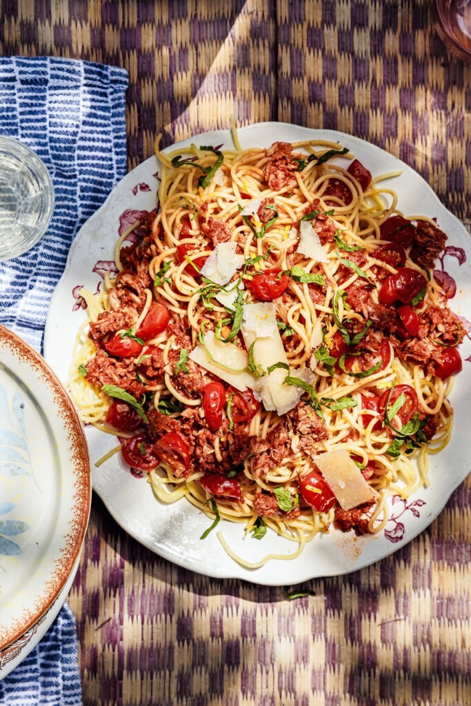 pasta met tonijn, tomatentapenade en munt