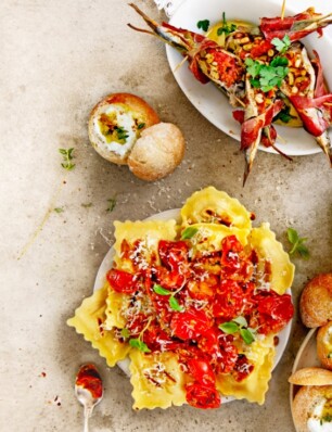 gegrilde ravioli met tomatensalsa en ansjovis