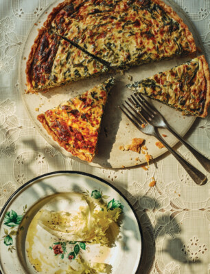 snijbiettaart met prei en ricotta (Barbajuantaart) van Georgina Hayden