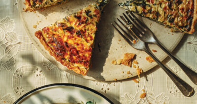 snijbiettaart met prei en ricotta (Barbajuantaart) van Georgina Hayden