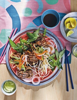 Thaise zoetzure salade met gegrild varkensvlees